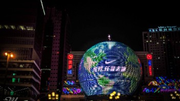 NIKE REACT跑动地球