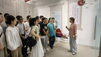 古今交融，美育塑心丨南京大学开甲书院2023级新生参观AI与<b>中华美学</b>气韵再生展