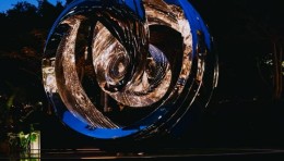 吴爽受厦门航空邀请创作的《引擎之光》落成于厦门航空新总部广场