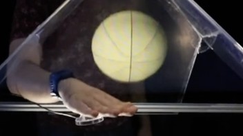 科学家发明能摸到的全息投影，拍虚拟篮球触感宛如真球