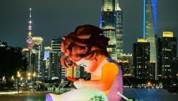 上海黄浦滨江，突然立起8米高人像！人山人海涌入！市民感叹：很未来很超现实