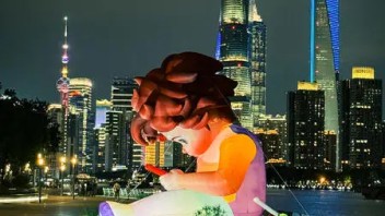 上海黄浦滨江，突然立起8米高人像！人山人海涌入！市民感叹：很未来很超现实