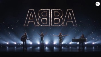 四重奏乐队 ABBA 四十年重返舞台在沉浸式的音乐会体验中融合物理和<b>数字技术</b>。