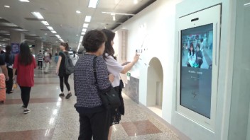 莉莉在上海地铁| STDecaux的AR虚拟试衣间