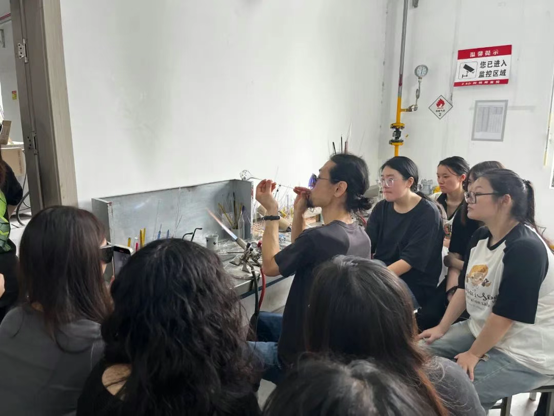 一个藏匿在县级市的艺术学院，正在尝试“艺术家治校”