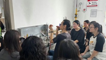 一个藏匿在县级市的艺术学院，正在尝试“<b>艺术家</b>治校”