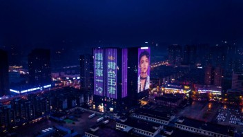 破大防！张艺兴十周年上演<b>无人机灯光秀</b>，这才是最好的双向奔赴