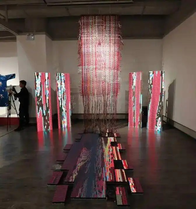 沉浸式展览镜面投影解决方案｜Hirender 应用于北影 “衣脉千年” 服饰展