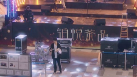 35人上台，舞台坍塌！策划电视剧太扯了…
