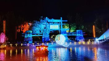 沉浸式<b>夜游新体验</b>！易县恋乡·太行水镇《梦回太行》山水灯光秀精彩上演