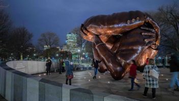 波士顿永久性纪念碑“拥抱”灯光设计