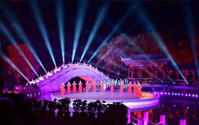 济南高新区汉峪金谷举行校庆主题楼体灯光秀表演,两处建筑同时点亮"贺