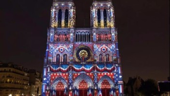失火前的<b>巴黎</b>圣母院圣母之心声光秀，人类历史文明的颂歌