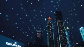 526架<b>无人机编队</b>飞行表演，点亮数博会“数谷之夜”