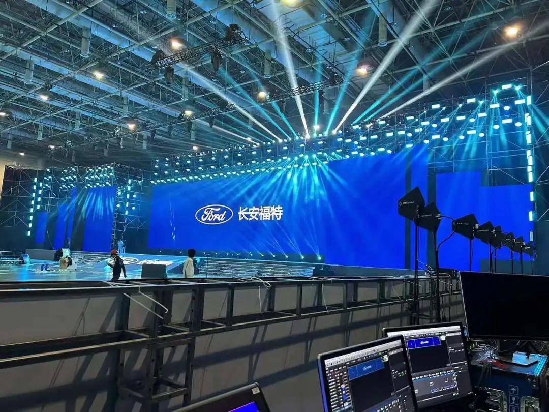 现场球迷沸腾见证历史性较量东西部强队巅峰碰撞引爆赛季高潮