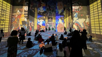 上海世界级沉浸式光影艺术展：流光溢彩的浮世幻境，数字投影技术结合艺术家创作，沉浸体验堪比剧场效果