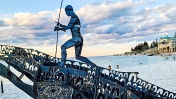 海边雕塑于2023年重返科茨洛海滩