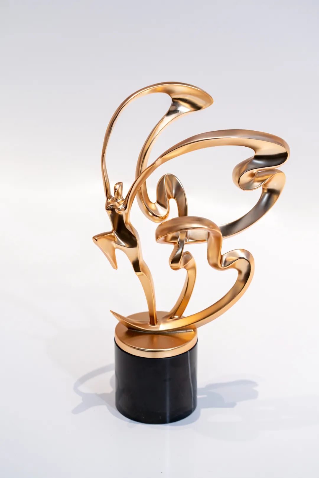 脚踏飞鸿雁狂舞入星滔中意青年未来时尚设计大赛奖杯设计者孙嘉英访谈