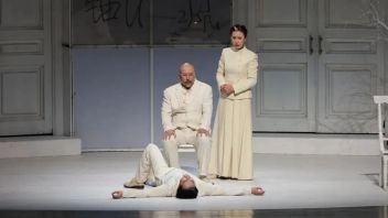 <b>王晓鹰</b>：舞台上的诗化意象