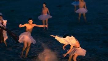阿那亚戏剧节丨《海边的罗密欧与朱丽叶》凌晨三点开演，在沙滩上用身体为朱丽叶写一封情书