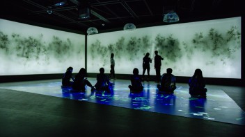 沉浸产业观察：对话王志鸥，新媒体艺术如何用“<b>艺术+科技</b>”讲好中国故事