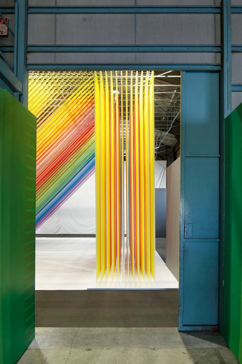 6000条mt胶带创作的彩虹艺术装置-数艺网