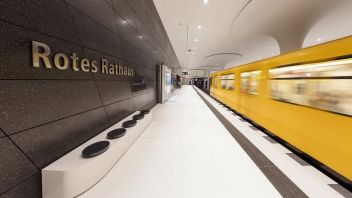 柏林地铁5号线ROTES RATHAUS站，光线与空间的巧妙协同