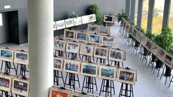 图书馆举办《百名摄影师聚焦冰雪奥运》图片展