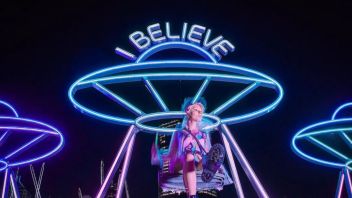公共艺术｜ENESS的《 I believe 》<b>发光秋千</b>装置