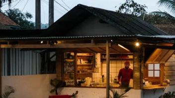 「危房」改造而来，印尼一家卖面条的<b>茶馆</b>儿