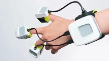集成触觉+压力+温度模拟，<b>模块化</b>VR手套TouchDRIVER体验