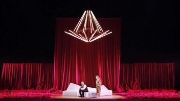 看国际知名<b>设计团队</b>用红黑窗帘在舞台上创造的奇观