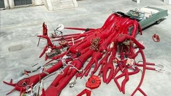 触手雕塑在“梦想”展览中从林肯敞篷车中蔓延开来