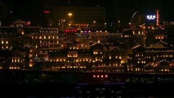 重庆夜间经济7大项目签约：涵盖沉浸式爆笑演艺、<b>情景体验</b>文化街区、演艺内容生产等
