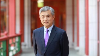 《光明日报》：蹄疾步稳推进改革
