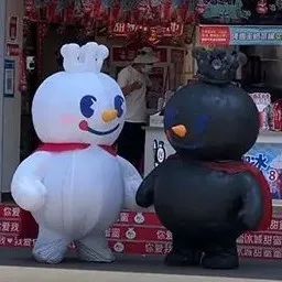 <b>蜜雪冰城</b>爱打架、斗舞、去别家奶茶店闹事的雪王，最近被晒黑了