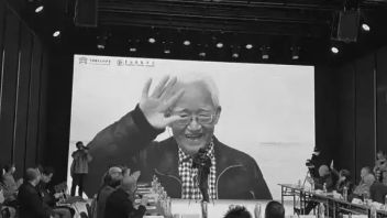 缅怀前辈精神，<b>沉痛悼念</b>著名舞台美术家胡妙胜先生