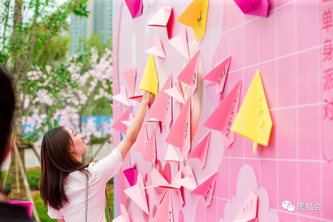 策划思路6,玫瑰花墙签到用花泥在木工背板上做出心形轮廓,到场嘉宾在