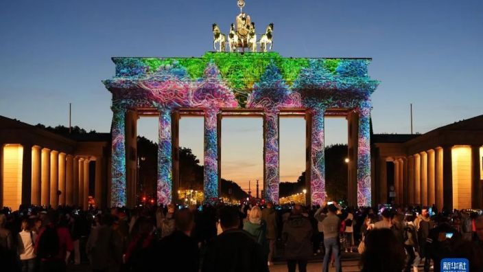 演出活动 | 减能75%，柏林灯光节危机中“展望我们的未来”