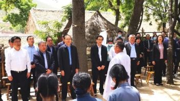 全县集中会战观摩会领导观看<b>《沂蒙四季》</b>沉浸体验小院情景剧演出