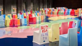 Bottega Veneta春夏秀场上的「彩色<b>椅子</b>」