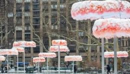薄纱装置在麦迪逊广场公园绽放春色