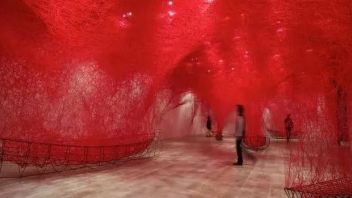 “灵魂颤抖”调查了 chiharu shiota 25 年来在 GOMA 的沉浸式装置