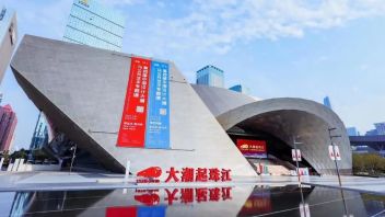 <b>潘鲁生</b>出席第四届中国设计大展及公共艺术专题展开幕式