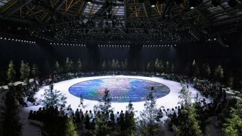 穹顶共振 — III VIVINIKO S/S 2022 SHOW灯光设计