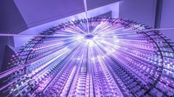 华纳媒体总部的光雕塑