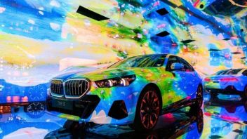【965】人工智能 |  <b>宝马</b>车身成 AI 画布，灵感跨越900年艺术史的5万多张图像