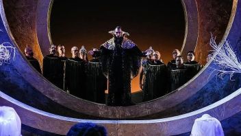 12版《魔笛》舞台设计：黑暗与光明的纷争，<b>奇思妙想</b>碰撞之旅
