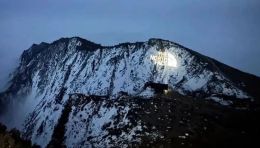 巴可光影点亮雪山，还原自然本色