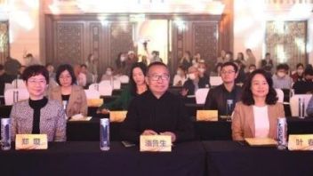 <b>潘鲁生</b>出席2023时尚产业生态大会及时尚产业战略合作签约仪式